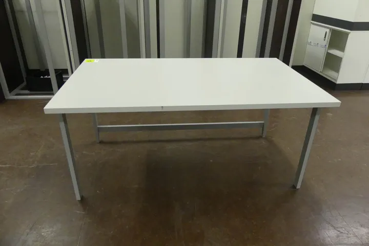 Arbeitstisch Maße in cm ca.: 150 x 90
